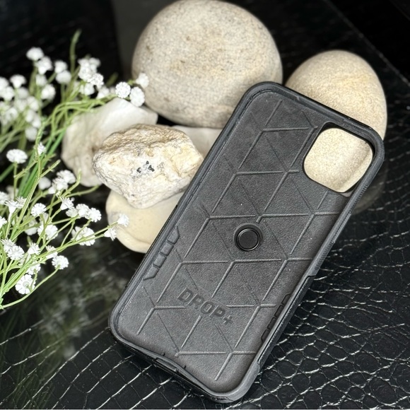 OtterBox Sleek Black Phone Case - Picture 2 of 4